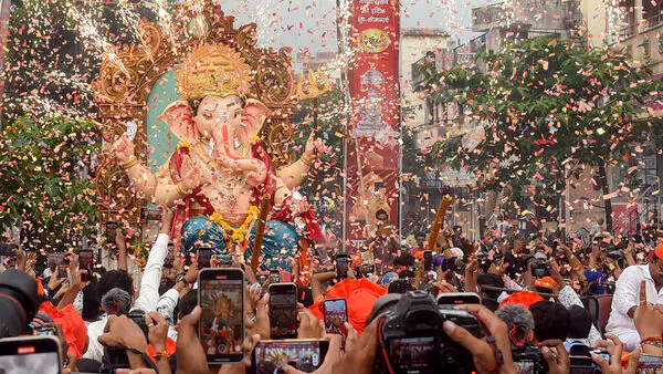 Ganesh Chaturthi 2024: Anant Ambani और Radhika Merchant ने किया ‘Antilia cha Raja’ का स्वागत